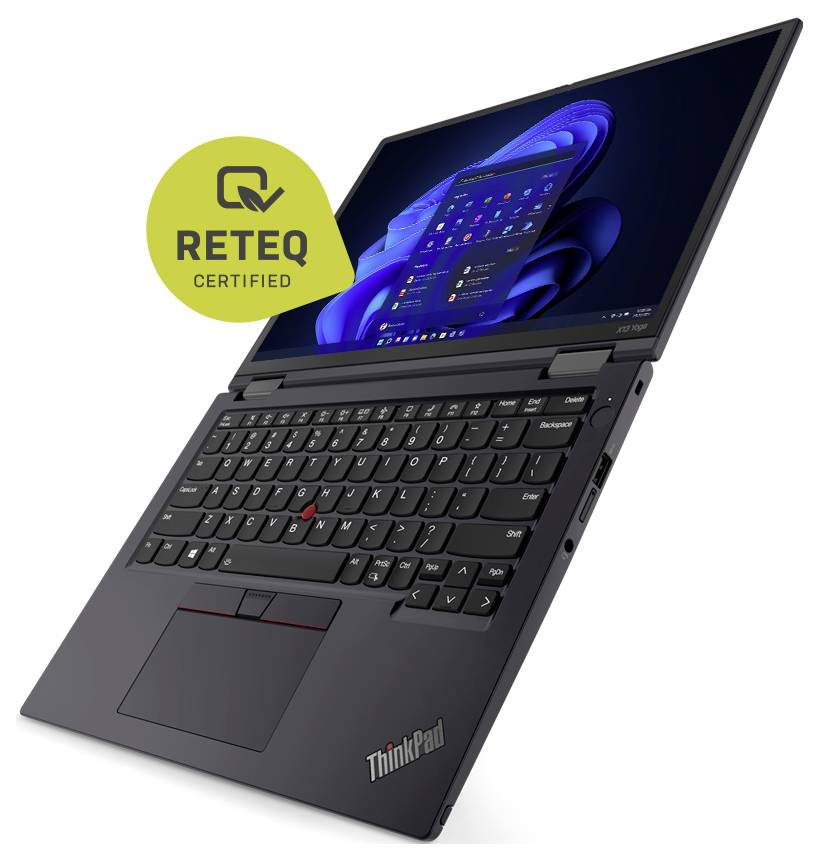 Ein schwarzer Laptop zeigt einen blau gestalteten Desktop-Bildschirm an. Ein gelbes Abzeichen „RETEQ Certified" ist in der Nähe der oberen linken Ecke positioniert.