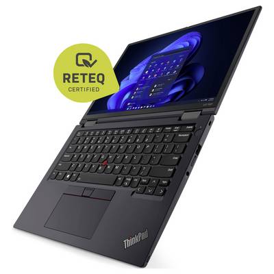 Ein schwarzer Laptop zeigt einen blau gestalteten Desktop-Bildschirm an. Ein gelbes Abzeichen „RETEQ Certified" ist in der Nähe der oberen linken Ecke positioniert.