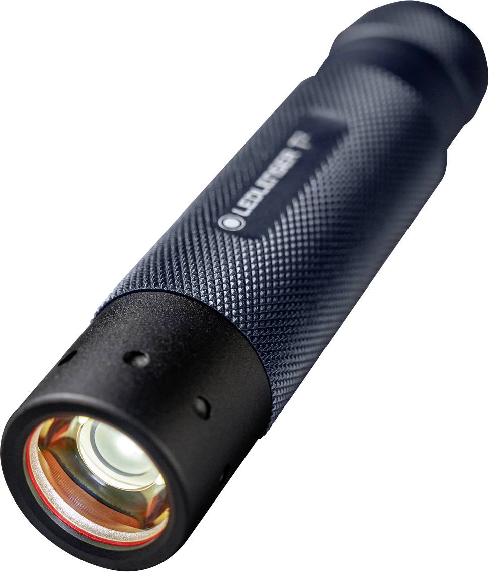 Eine schwarze LED-Taschenlampe mit strukturierter Griffoberfläche, in einem Winkel angeordnet, um die Linse und die seitliche Taste zu zeigen, vor weißem Hintergrund.