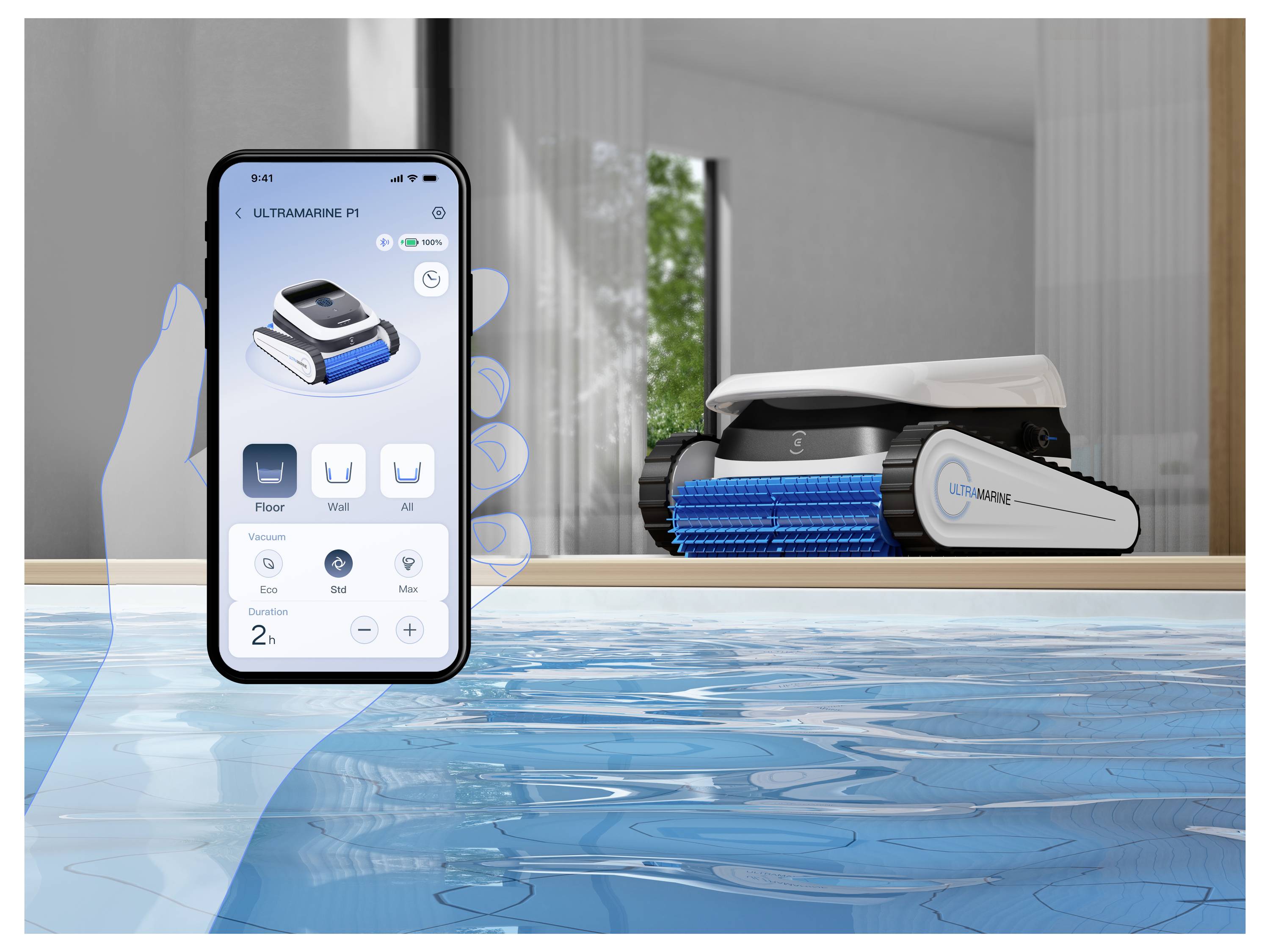 Ein robotischer Poolreiniger, der in einem Pool arbeitet, während eine Hand ein Smartphone hält, das den Steuerungsbildschirm der Reiniger-App anzeigt.