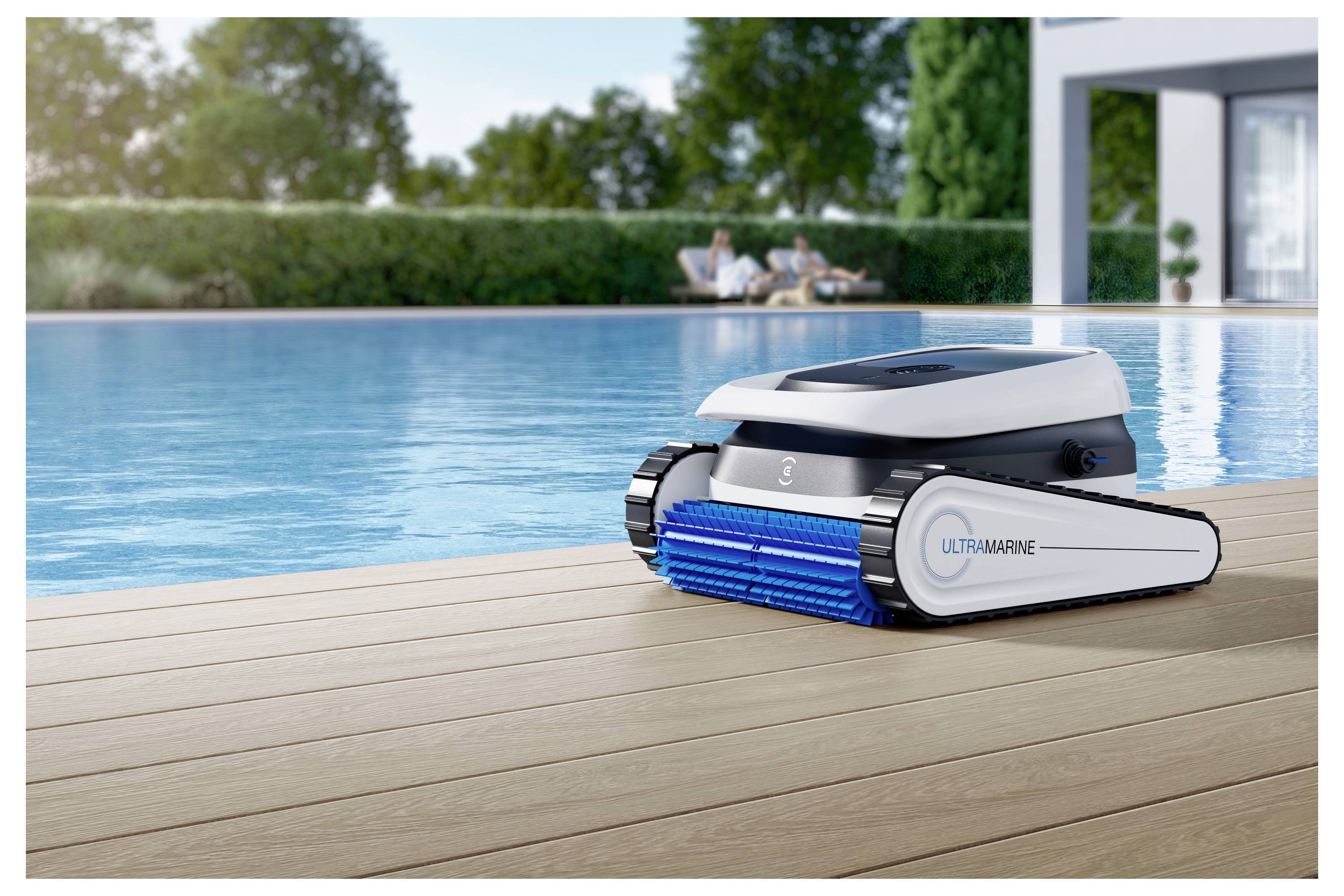 Ein Pool-Reinigungsroboter mit der Bezeichnung "Ultramarine" steht auf einem Holzsteg neben einem klaren Pool. Zwei Menschen sitzen verschwommen im Hintergrund.