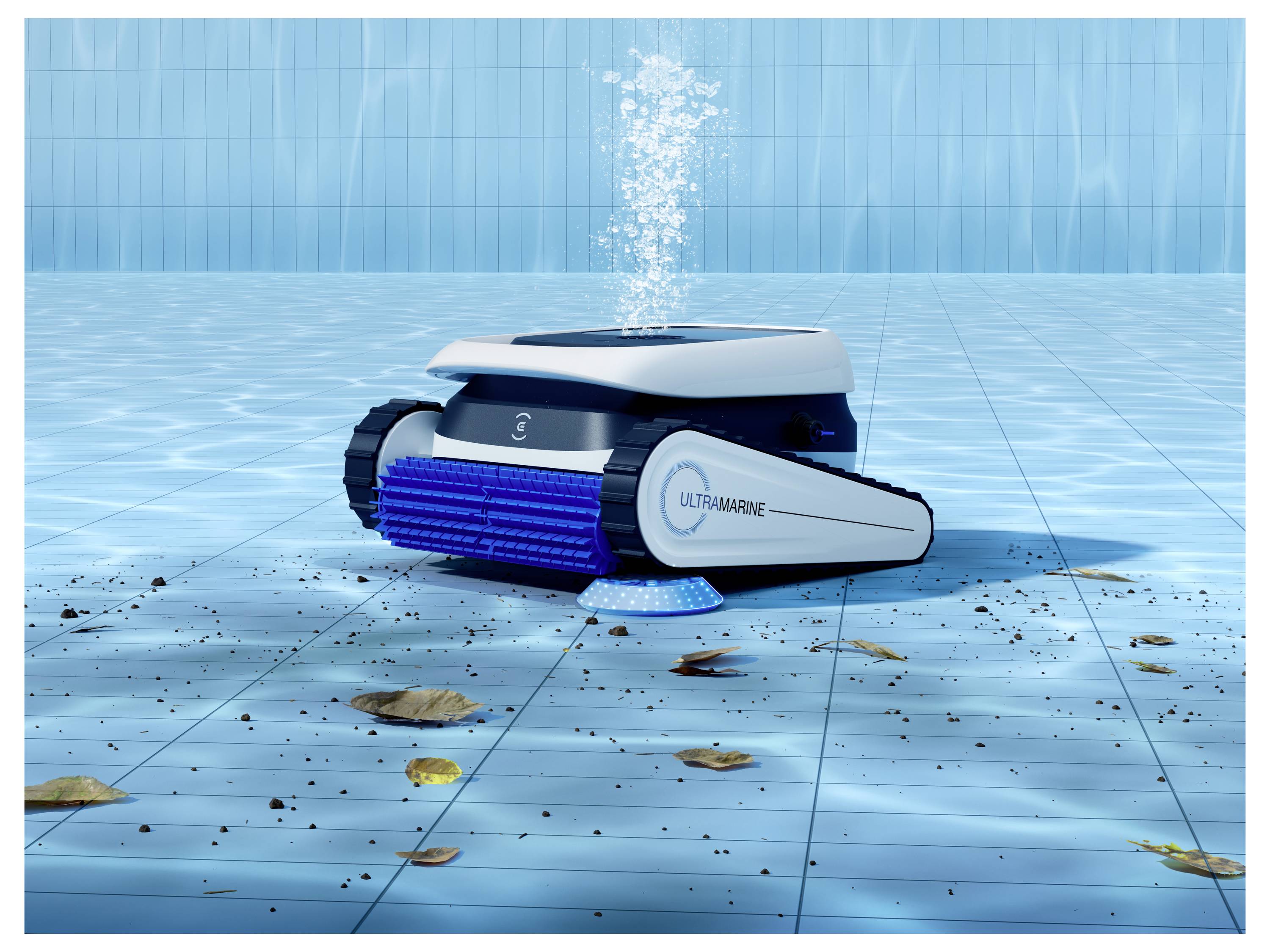 Ein robotischer Poolreiniger bewegt sich über den klaren blauen Poolboden, gleitet über Blätter hinweg. Blasen steigen von seiner Oberseite auf und deuten auf Reinigungstätigkeit hin.