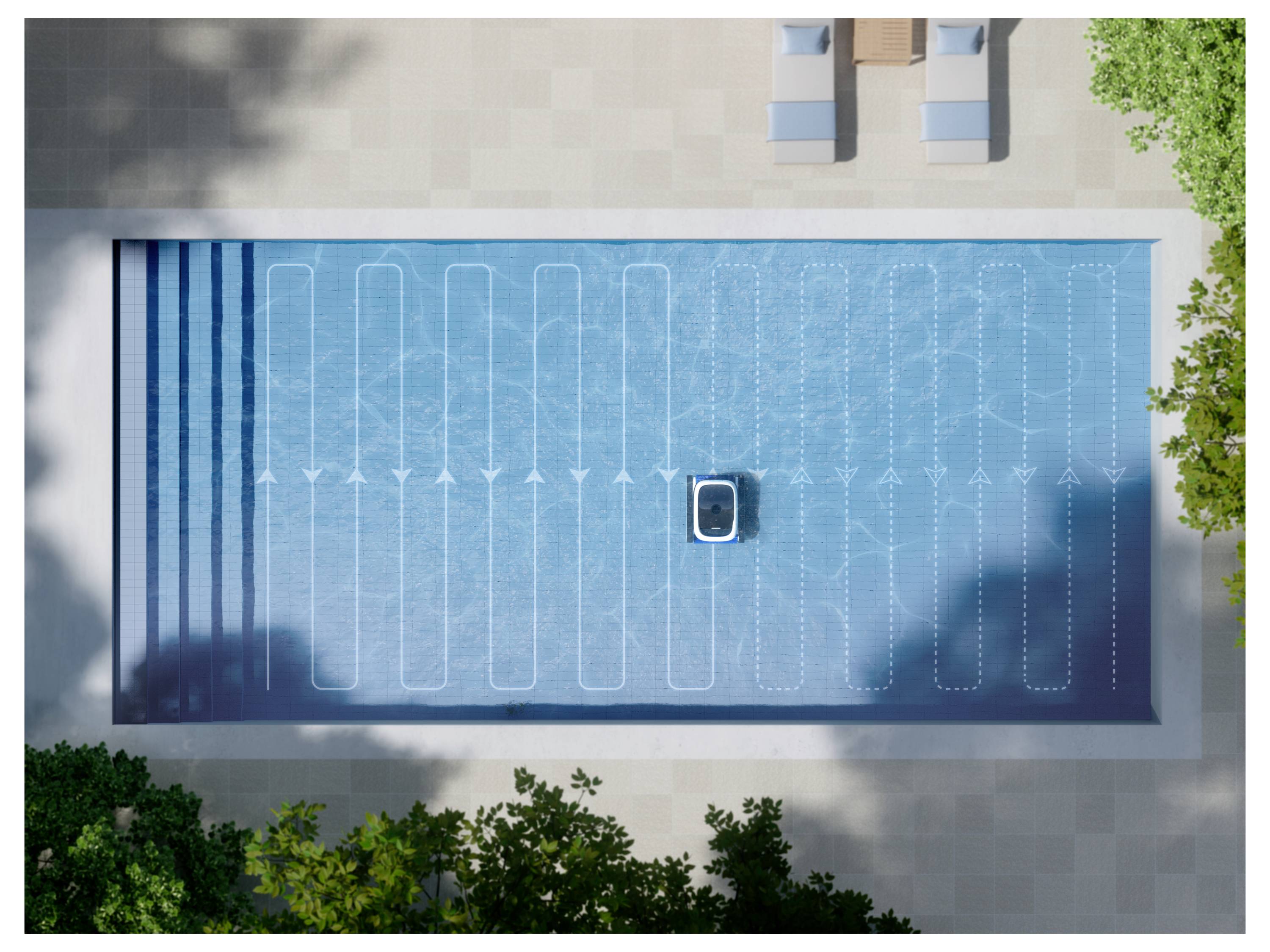 Luftaufnahme eines rechteckigen Pools mit einem Roboter-Reiniger, der sich in parallelen Linien bewegt. Bäume und Liegestühle umgeben den Pool.