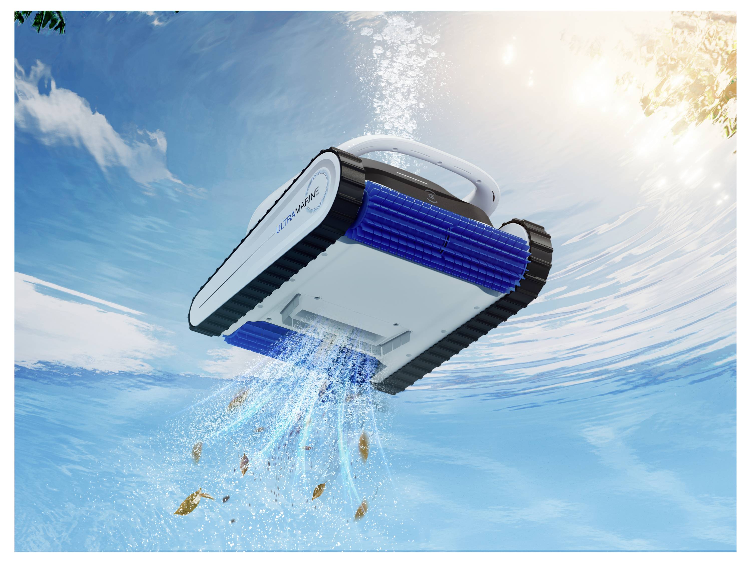 Ein Unterwasser-Reinigungsroboter bewegt sich über eine Pooloberfläche, gibt Blasenströme ab und wirbelt Blätter auf, unter einem hellen Himmel.