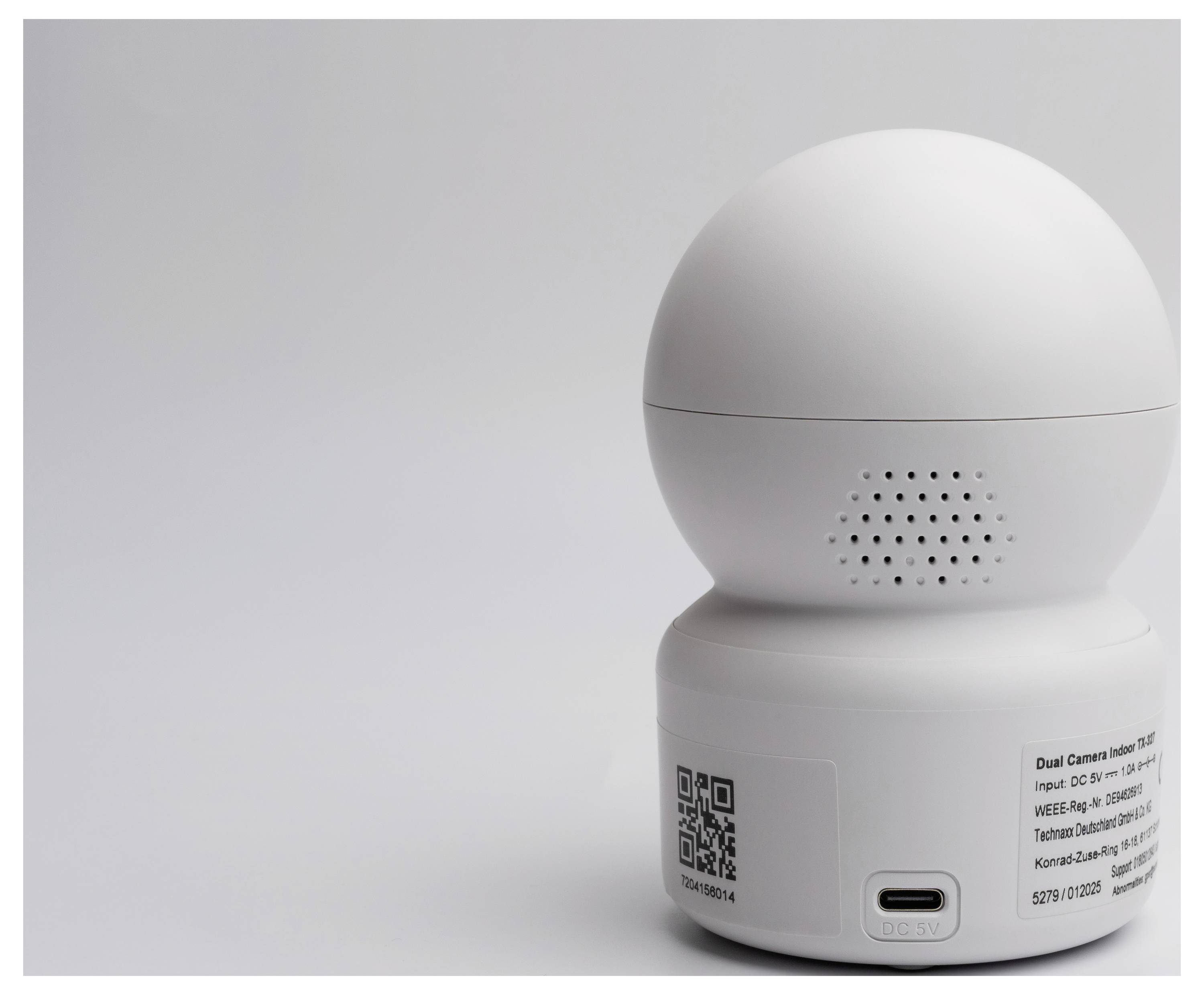 'Weißes Gerät mit Dual-Kamera und kugeligem Oberteil, zeigt QR-Code und USB-C-Anschluss auf der Basis, vor grauem Hintergrund.'