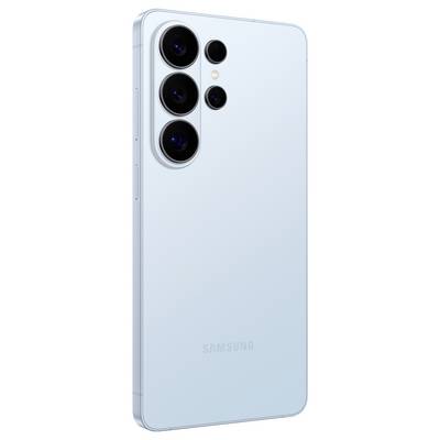 Ein hellblaues Smartphone mit einer Quad-Kamera-Anordnung auf der Rückseite mit Samsung-Branding.