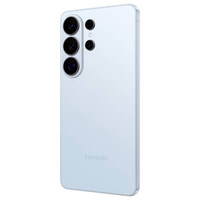 Ein elegantes, hellblaues Smartphone mit einem Dreifach-Kamerasystem und einem zusätzlichen kleinen Sensor auf der Rückseite, mit dem Markenlogo darunter.
