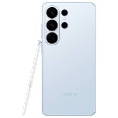 Ein hellblaues Smartphone mit drei rückwärtigen Kameras und LED-Blitz, dargestellt mit einem Stift, der links positioniert ist.