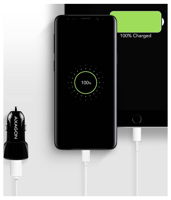 Schwarzes Smartphone wird per Kabel aufgeladen und zeigt 100% in einem grünen Kreis an, mit einem mit AXAGON beschrifteten Autolader und einem dahinter liegenden Tablet mit der Aufschrift „100% aufgeladen".