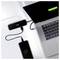 Laptop verbunden mit einem USB-C-Hub und Smartphone wird auf einem weißen Schreibtisch aufgeladen, wobei bei beiden Geräten der laufende Akkuladevorgang angezeigt wird.