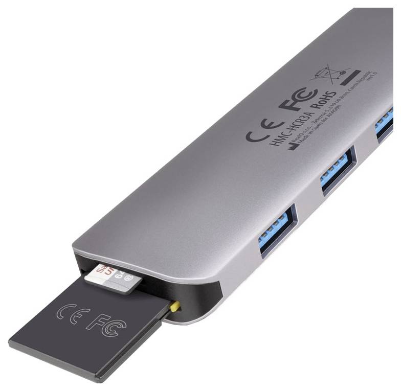 Silber-USB-Hub mit mehreren blauen USB-Anschlüssen und einer eingesetzten microSD-Karte, dargestellt mit schwarzem USB-C-Stecker und Logo-Markierungen