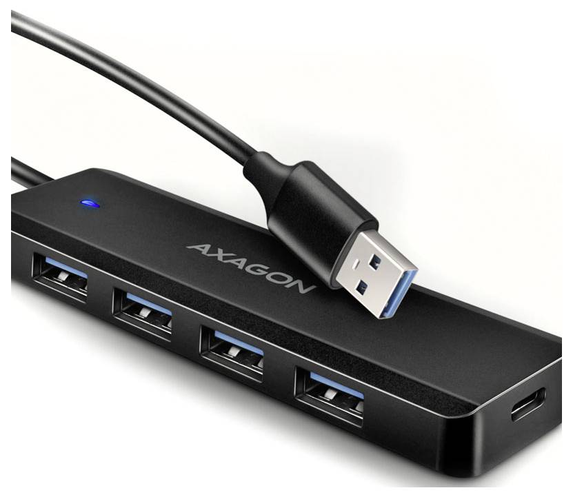 Schwarzer AXAGON USB-Hub mit vier USB-A-Anschlüssen und einer blauen Anzeige, dargestellt mit angeschlossenem USB-Stecker.