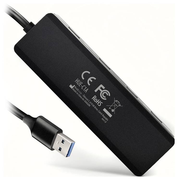 Schwarzer USB-C-Hub mit mehreren Anschlüssen und angefügtem USB-A-Kabel, dargestellt auf weißem Hintergrund.