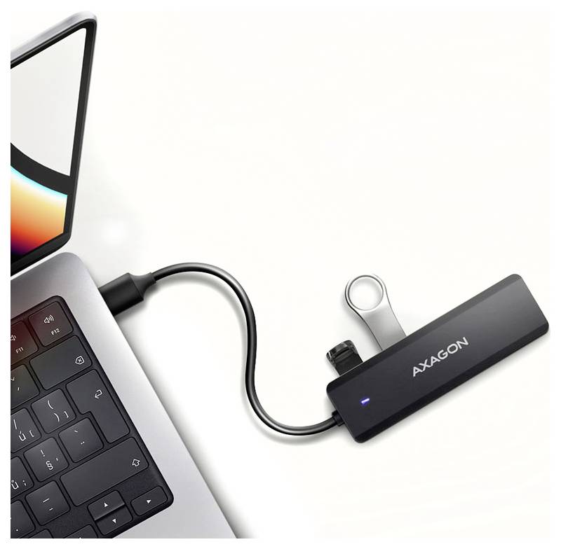 Laptop, die über ein Kabel mit einem AXAGON USB-C-Hub verbunden ist, mit einem eingesteckten USB-Stick auf weißem Hintergrund.