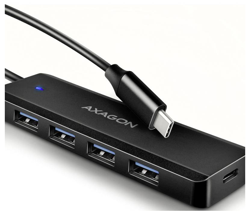 Schwarzer AXAGON USB-C-Hub mit vier USB-A-Anschlüssen und angeschlossenem USB-C-Kabel, gezeigt auf weißem Hintergrund.