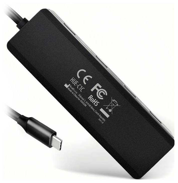 Schwarzer USB-C-Adapter-Hub mit angebundenem Kabel, gezeigt auf weißem Hintergrund mit CE- und RoHS-Kennzeichnungen.