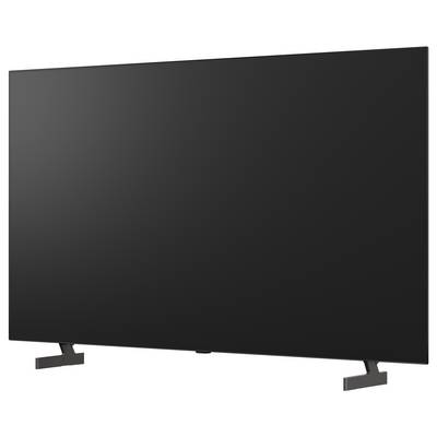 Ein schwarzer Flachbildfernseher auf zwei schrägen Standfüßen, gezeigt vor weißem Hintergrund.