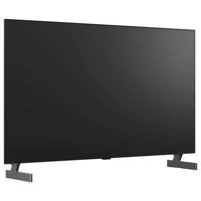 Ein großer Flachbildfernseher mit leerem schwarzem Display auf zwei Ständerbeinen, gezeigt vor weißem Hintergrund.