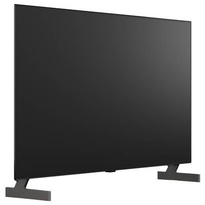 Ein schwarzer Flachbildfernseher auf zwei abgewinkelten Sockelelementen, dargestellt vor einem einfachen weißen Hintergrund.