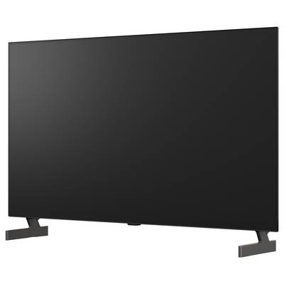 Großer schwarzer Flachbildschirm-Fernseher auf weißem Hintergrund, Vorderansicht mit angebrachten Standfüßen.