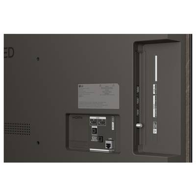Rückseite eines LG-Fernsehers mit Eingabeanschlüssen, Wandmontagefläche und Produktetikett.
