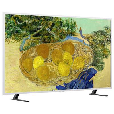 Ein Fernseher zeigt ein Stillleben-Gemälde eines Weidenkorbs, gefüllt mit gelb-orangefarbenen Früchten auf blauem Tuch, mit Laubzweigen darüber.