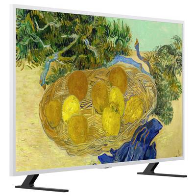 Ein Flachbildfernseher zeigt ein Gemälde eines Korbes mit gelben Eiern, umgeben von grünen Zweigen und blauem Stoff.