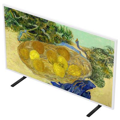 Rahmenloser Fernseher auf schwarzem Ständer, der ein Stillleben-Gemälde mit einem Weidenkorb mit gelbem und braunem Obst, drapiertem blauem Tuch und Laubzweigen anzeigt.