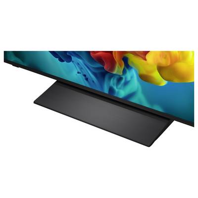 Flachbildfernseher mit schwarzem Standfuß, in schräger Ansicht auf weißem Hintergrund dargestellt.