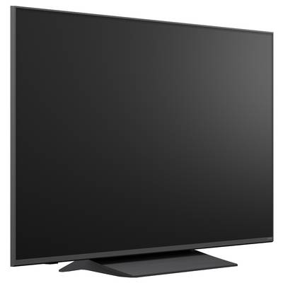 Ein großer Flachbildfernseher auf einem Ständer, dargestellt vor weißem Hintergrund.