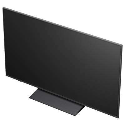 Schwarzer Flachbildfernseher auf einem Ständer, schräg auf weißem Hintergrund dargestellt.