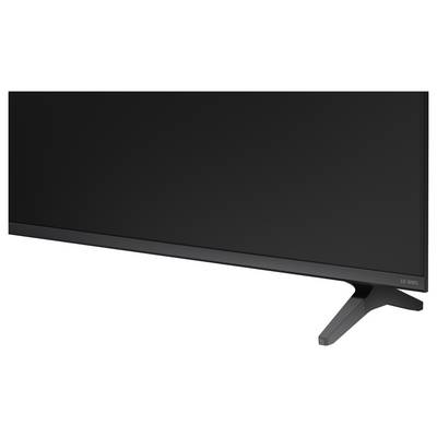 Großer flacher LG OLED-Fernseher in schrägem Winkel gezeigt, mit schmalem schwarzem Rahmen und V-förmigem Ständer auf weißem Hintergrund.