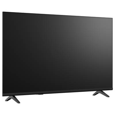 Ein großer schwarzer Flachbildfernseher auf einem Ständer, leicht angewinkelt vor weißem Hintergrund abgebildet.