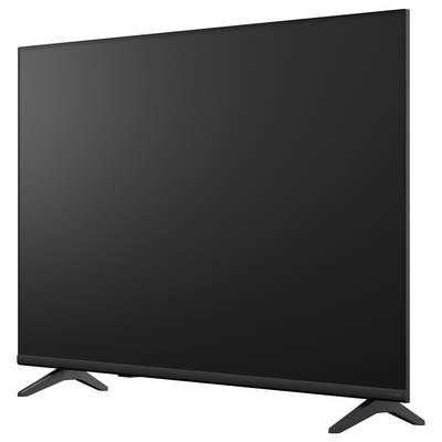 Schwarzer Flachbildfernseher auf einem Ständer, leicht angewinkelt vor weißem Hintergrund dargestellt.
