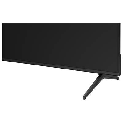Nahaufnahme eines dünnen schwarzen Flachbildfernsehers oder Monitors auf einem Ständer, in einem Winkel vor weißem Hintergrund dargestellt.
