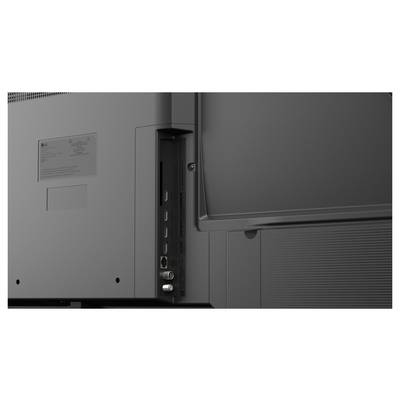 Rückseite eines Flachbildfernsehers mit Stromversorgung, USB- und HDMI-Anschlüssen auf einem an der Wand montierten Display.