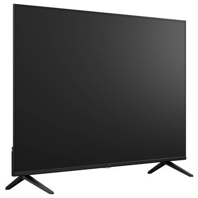 Schwarzer Flachbildfernseher auf zwei geneigten Ständern, vor weißem Hintergrund dargestellt.