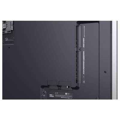 Rückseite eines Flachbildfernsehers mit Eingabeanschlüssen, HDMI-Verbindungen und Stromversorgungsfeld auf der Rückseite des Gehäuses.