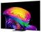 Ein moderner Flachbildfernseher, auf dem ein lebendiges abstraktes Regenbogenmuster auf schwarzem Hintergrund angezeigt wird.