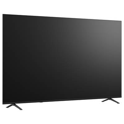 Großer schwarzer Flachbildfernseher auf weißem Hintergrund, leicht angewinkelt mit zwei sichtbaren Ständerbeinen.