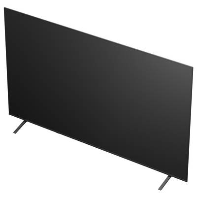 Ein großer Flachbildfernseher auf zwei schrägen Beinen, vor einem schlichten weißen Hintergrund gezeigt.