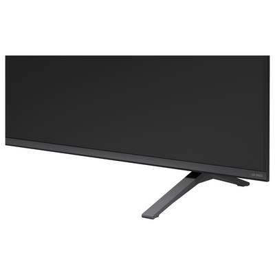 Schwarzer flacher LG OLED-Fernseher in schräger Ansicht mit Standfuß auf weißem Hintergrund.