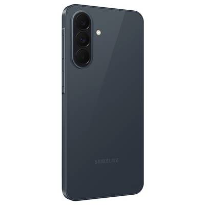 Rückansicht eines dunkelgrauen Samsung-Smartphones mit dreifacher Hintergrundkamera in einem vertikalen Modul und einem kleinen Blitz.