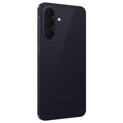 Rückseite eines schwarzen Samsung-Smartphones mit dreifachem Hauptkamera-Modul in vertikaler Anordnung und kleinem Blitz in der Nähe der oberen Ecke.