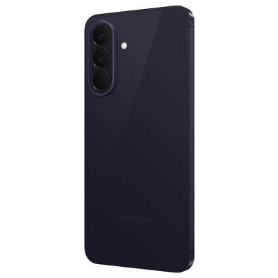 Rückansicht eines schwarzen Samsung-Smartphones mit einem vertikalen Dreifach-Kameramodul und Blitz in der oberen linken Ecke.