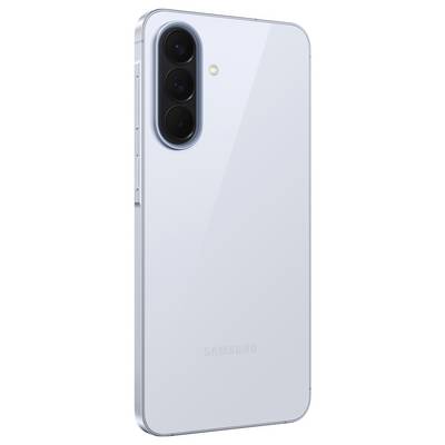 Rückansicht eines hellblauen Samsung-Smartphones mit dreifach angebrachten hinteren Kameras in einem vertikalen Modul und Blitz in der Nähe der oberen linken Ecke.