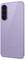 Rückseite eines lavanderfarbenen Samsung-Smartphones mit einer dreifachen Rückkamera in einem vertikalen Modul und einem LED-Blitz.