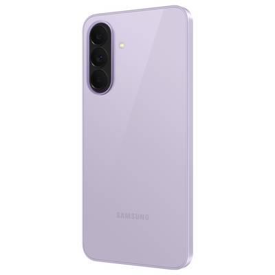 Rückansicht eines lavendelfarbenen Samsung-Smartphones mit einem vertikalen Triple-Kamera-Modul und Blitz in der Nähe der oberen linken Ecke.
