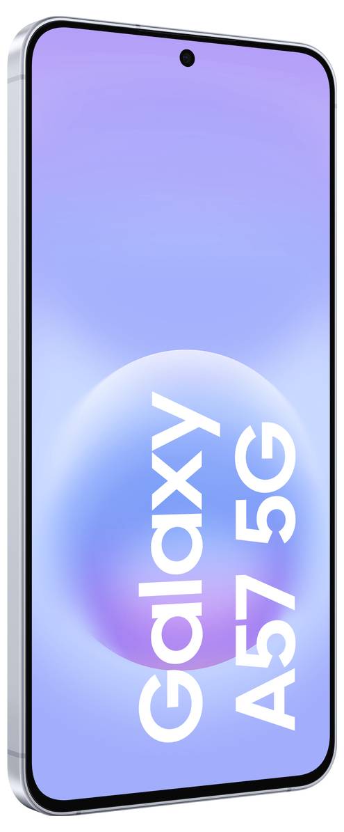 Ein Samsung Galaxy A57 5G-Smartphone, das in einem Winkel gezeigt wird, mit einem violett-blauen Bildschirm, auf dem der Text „Galaxy A57 5G" angezeigt wird.