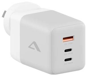 Weißes Wandladegerät mit zwei USB-C-Anschlüssen und einem USB-A-Anschluss, in schrägem Winkel auf neutralem Hintergrund dargestellt.